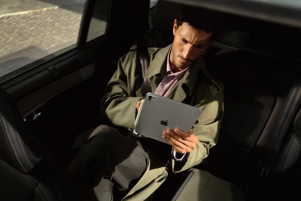 Apple-iPad-Pro-lifestyle-251015-1024x683 🚀 O FUTURO CHEGOU: Apple Lança iPad Pro com Chip M5, Salto Gigante em IA e Conectividade Wi-Fi 7